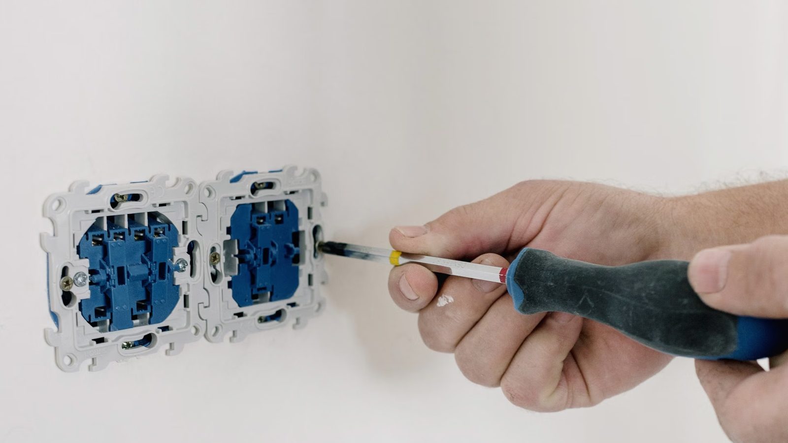 Elektryk podłączający gniazdko