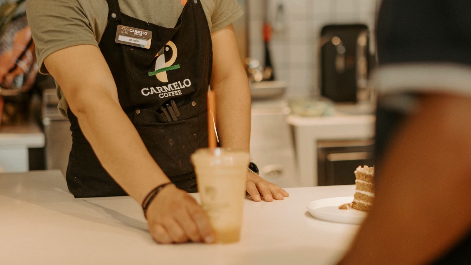 Barista przy ladzie kawiarni