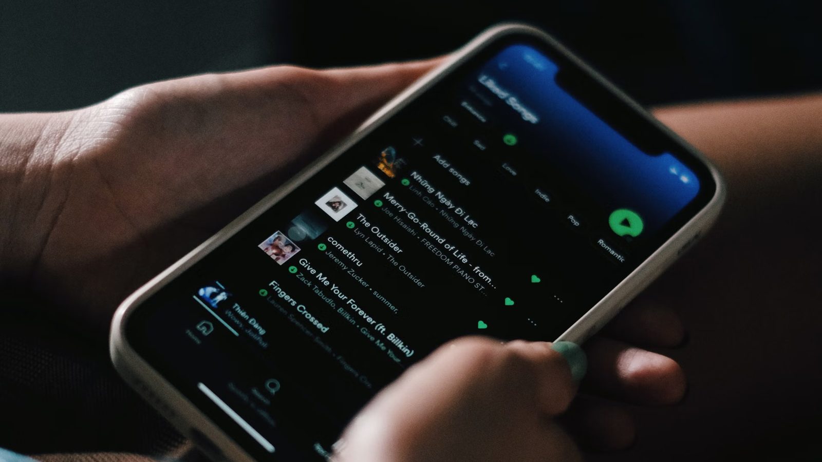 Telefon z listą aplikacji w dłoni