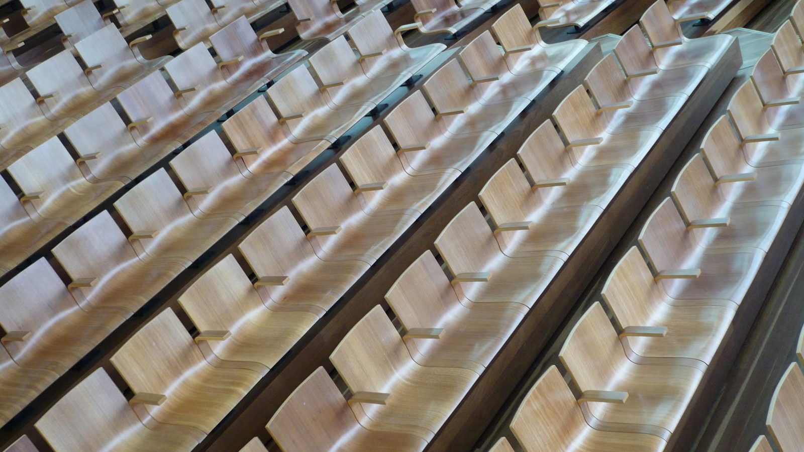 Sala konferencyjna z publicznością i sceną
