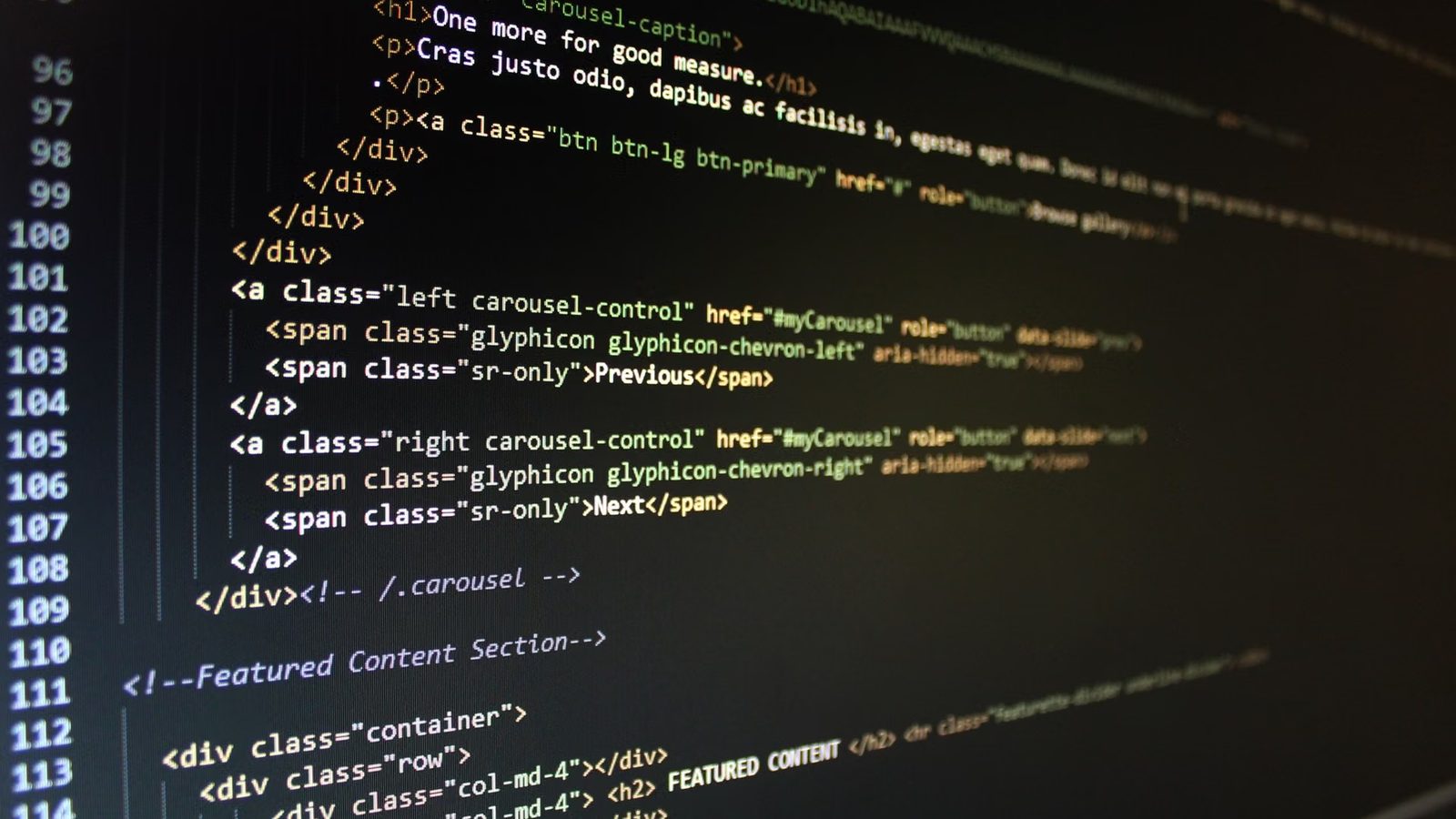 Kod HTML strony internetowej na ekranie monitora
