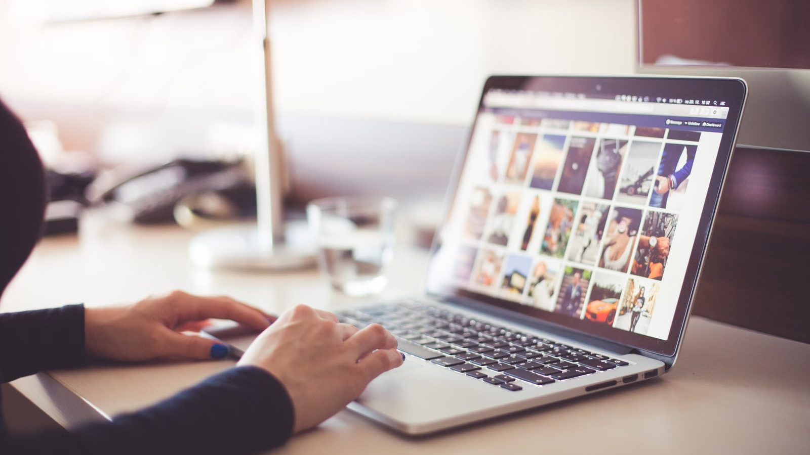 Wyniki wyszukiwania na ekranie laptopa