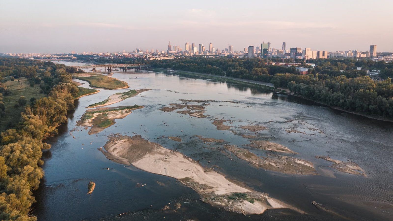 Wisła i panorama centrum Warszawy z lotu ptaka