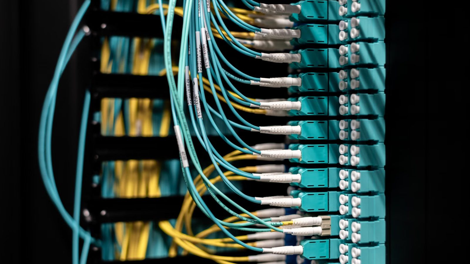Informatyk sprawdza szafę serwerową
