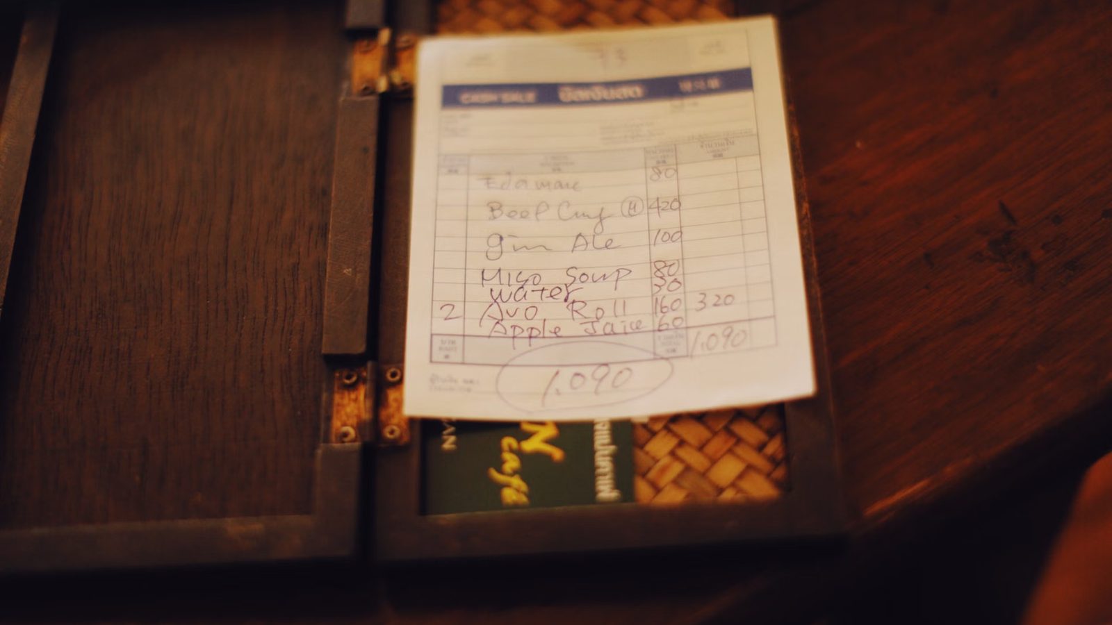Zaprojektowane menu rozłożone na stole w lokalu