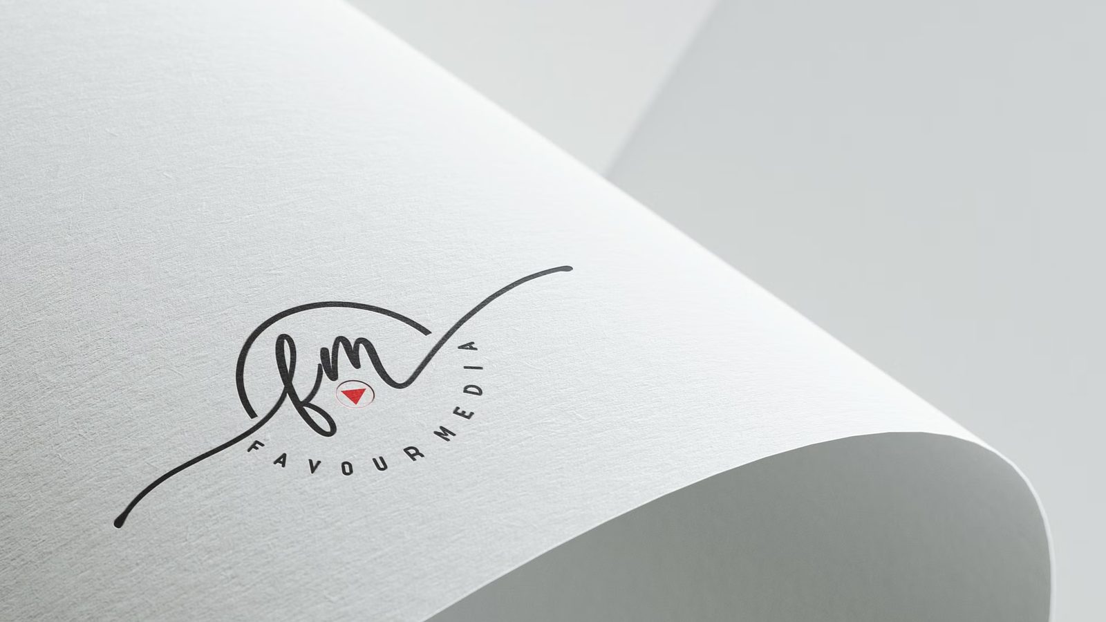 Logo na ścianie recepcji w biurze