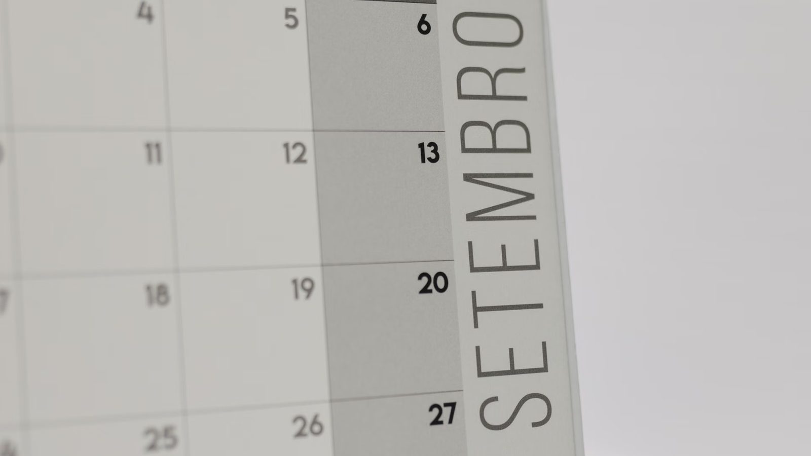 Plan treści rozpisany na kartkach na ścianie