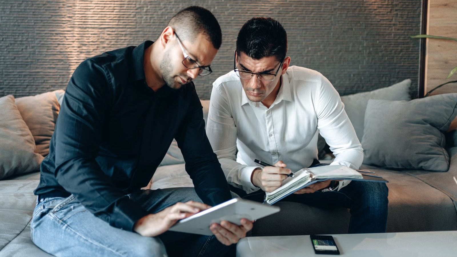 Zespół omawia tematy przy niskim stoliku
