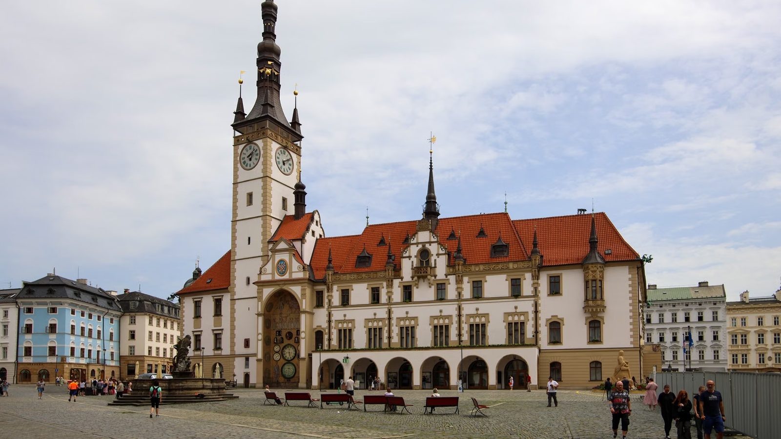 Turyści na starówce w ciągu dnia