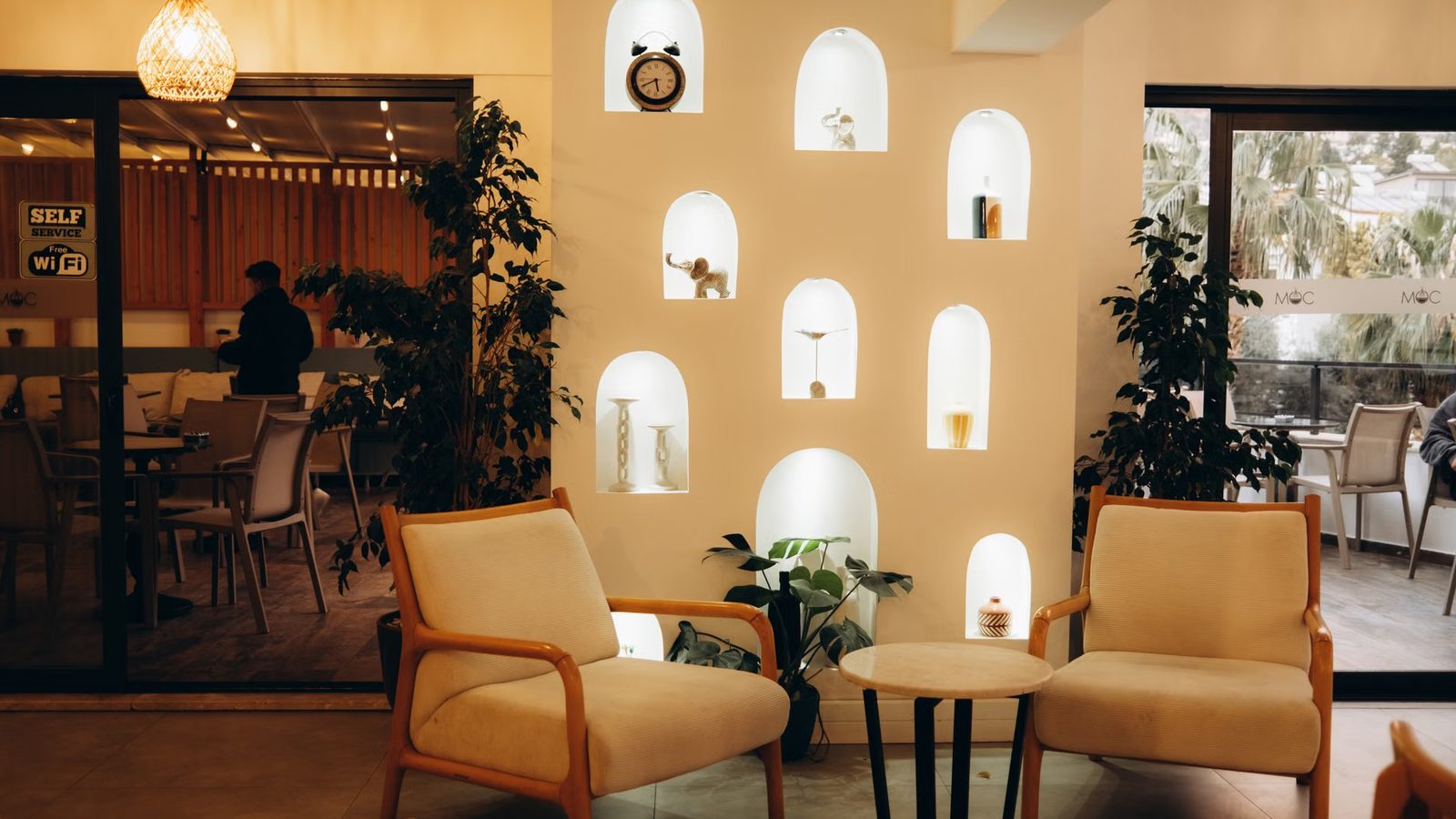 Wnętrze kawiarni w ciepłym świetle