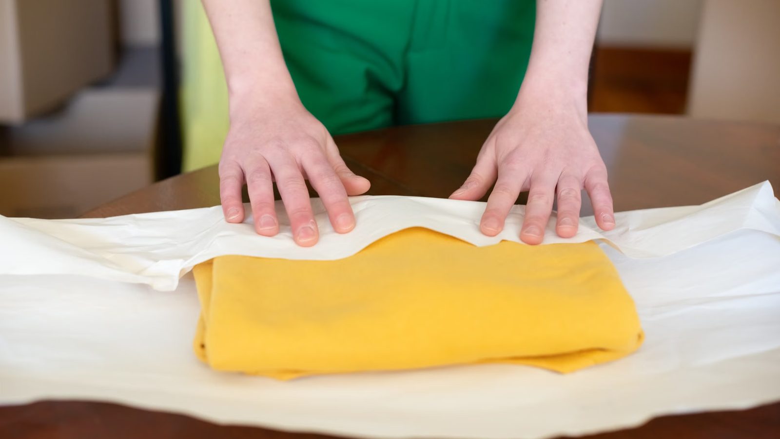 Pakowanie produktu w papier na stole