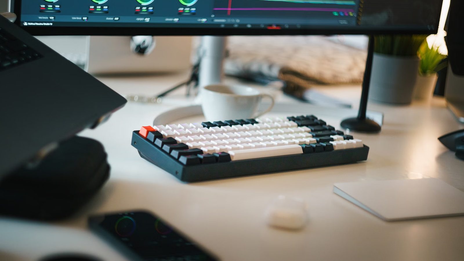 Montaż materiału wideo na laptopie
