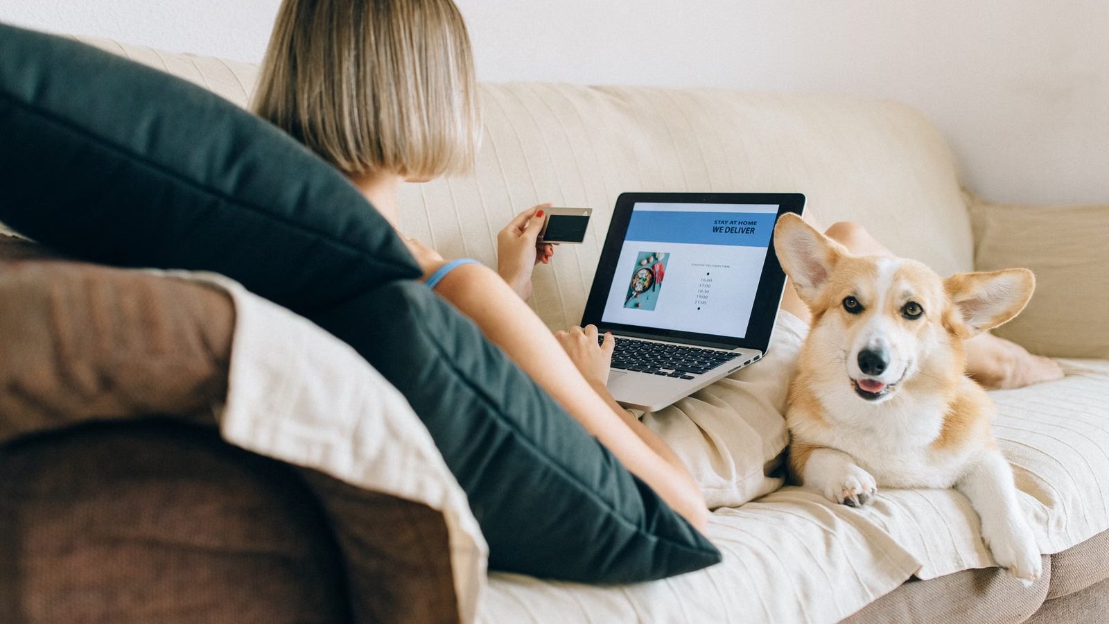 Przeglądanie mebli na laptopie w pokoju