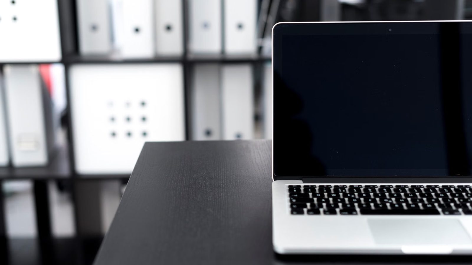 Laptop z zamówieniami na biurku w warsztacie