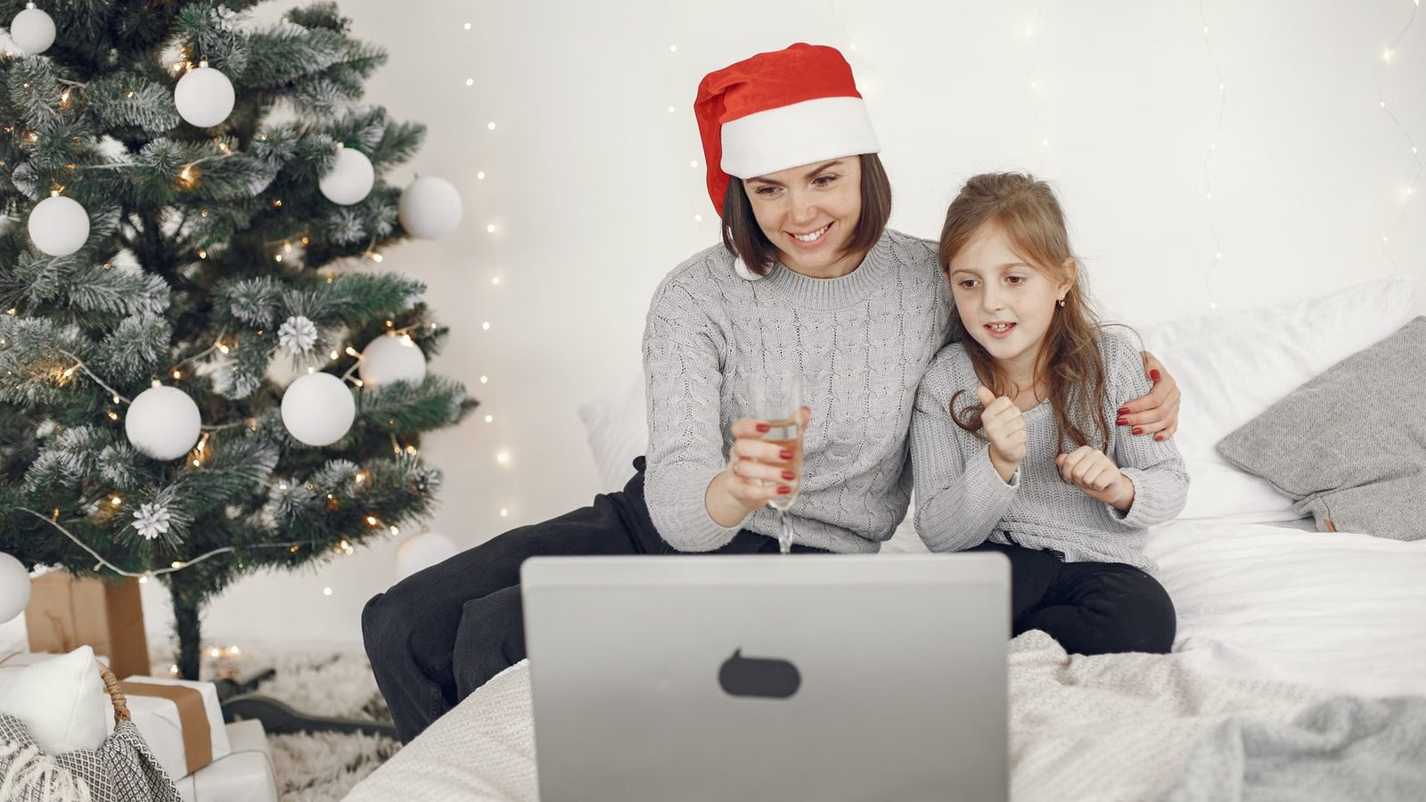 Rodzina planuje urlop przy laptopie w domu