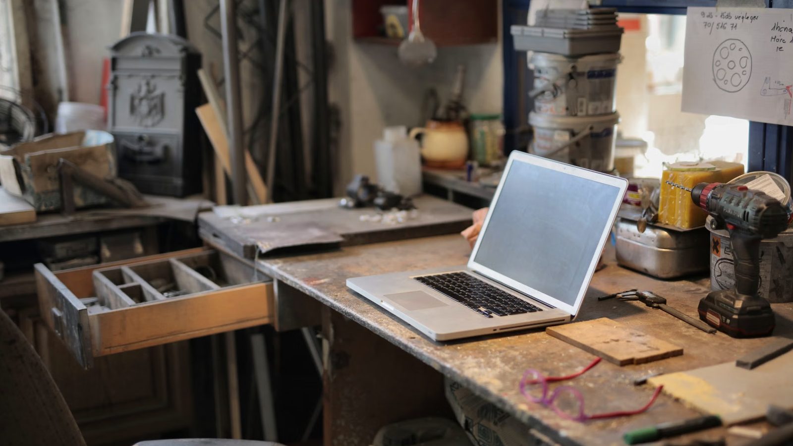 Laptop na biurku w warsztacie