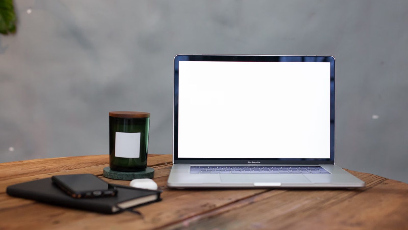 Zakupy zagraniczne przeglądane na laptopie