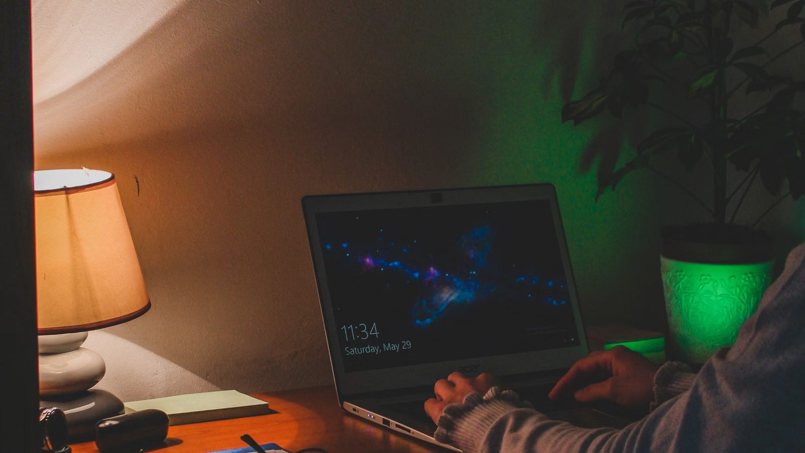 Praca przy laptopie w świetle lampki wieczorem