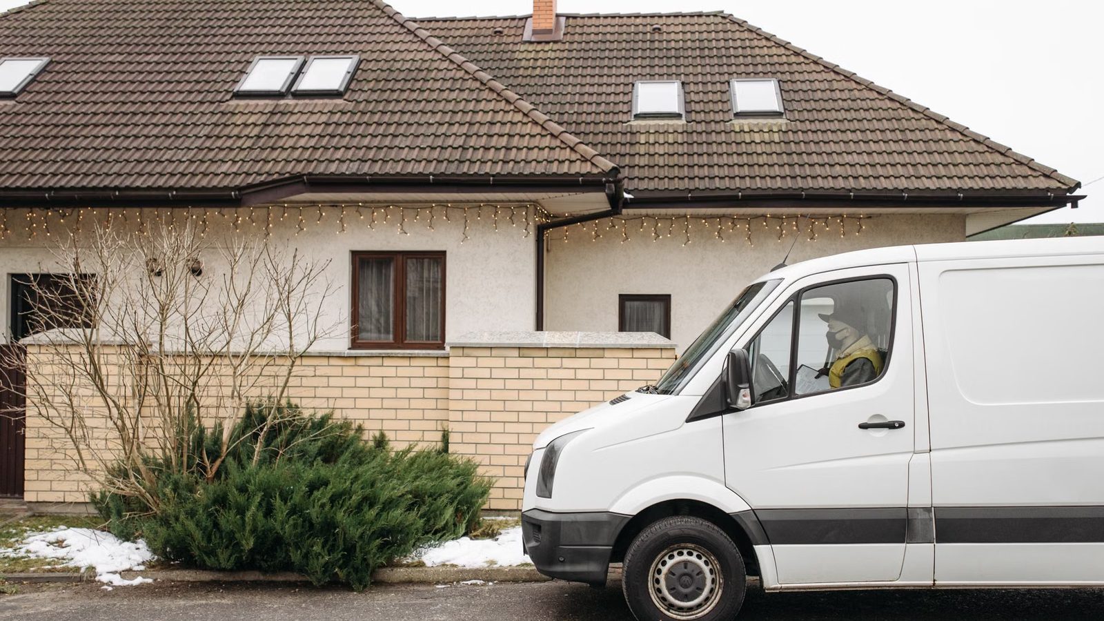 Firmowy samochód zaparkowany przed domem