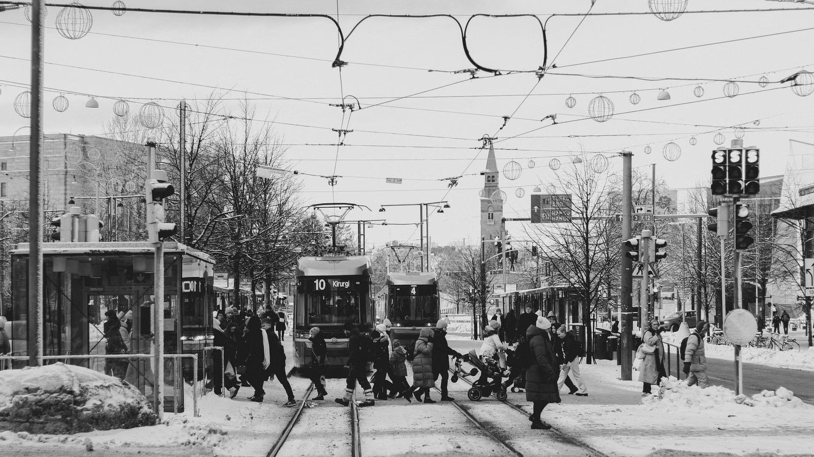 Tramwaj i przechodnie na miejskiej ulicy