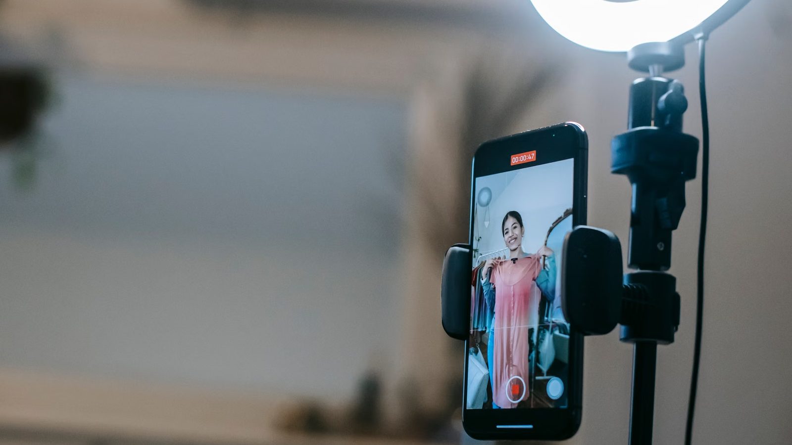 Telefon na statywie i lampa pierścieniowa