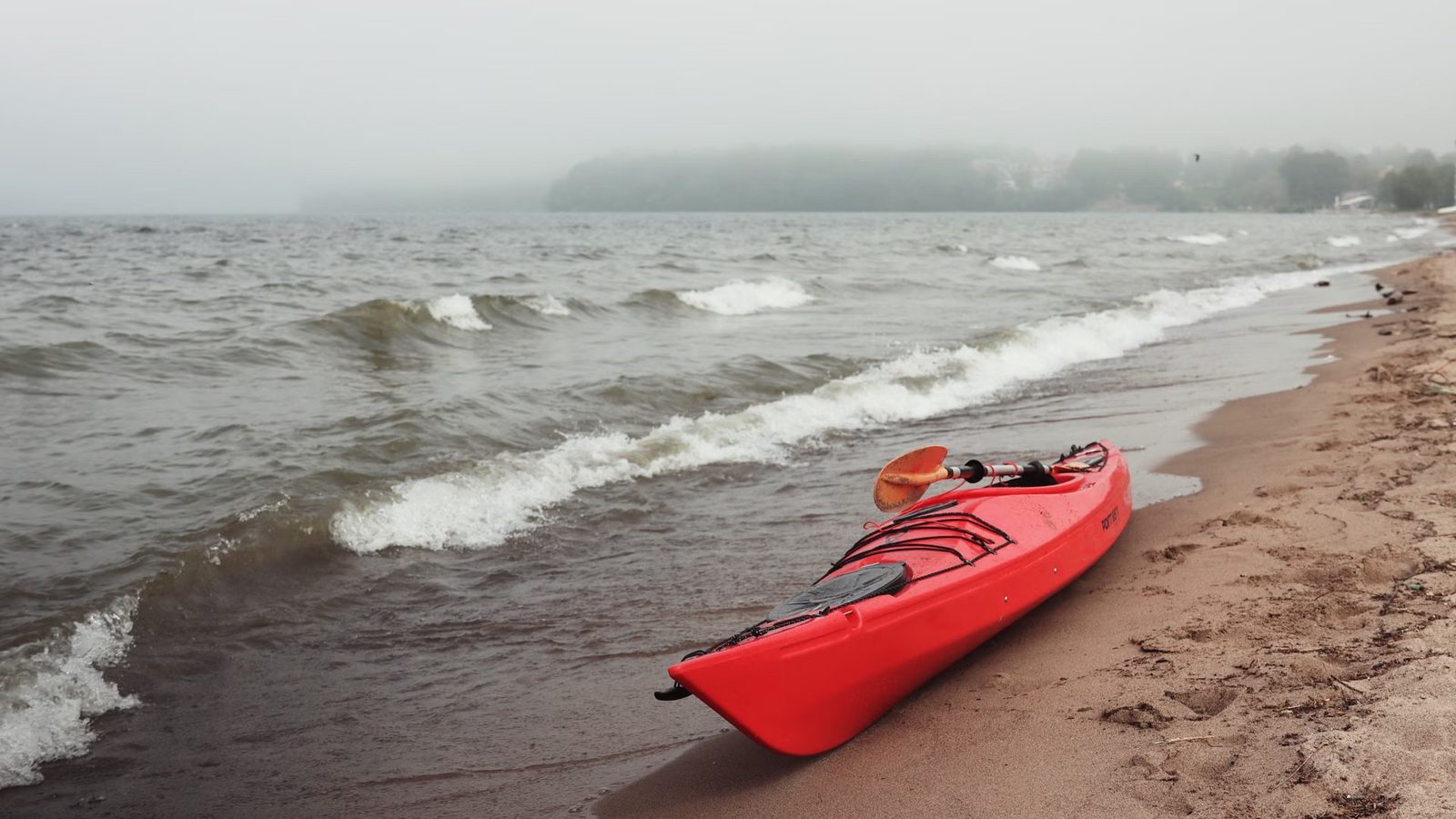 Kajaki na brzegu jeziora rankiem