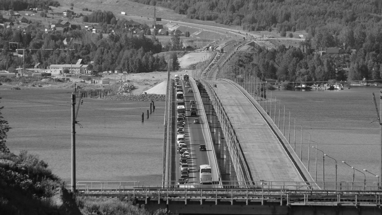 Ruch samochodowy na przygranicznym moście