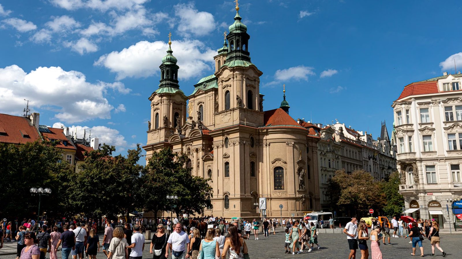 Turyści na zabytkowym rynku w ciągu dnia