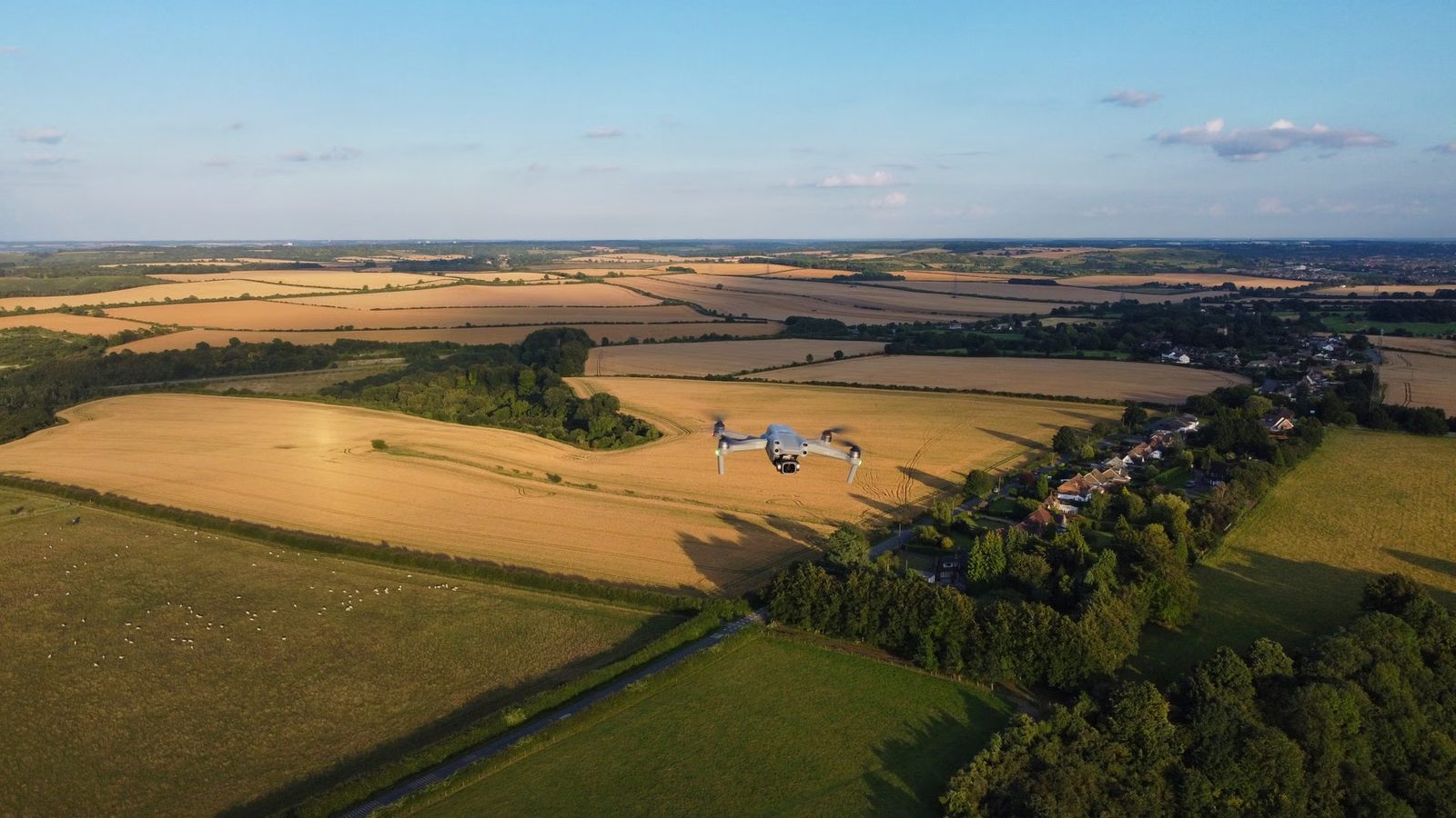 Dron w locie nad polami