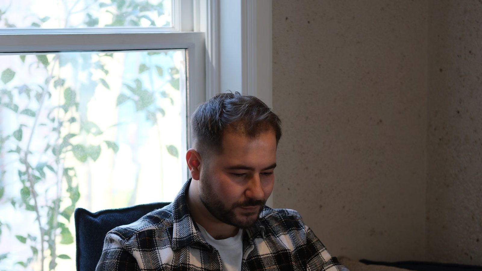 Praca przy laptopie w biurze przy oknie