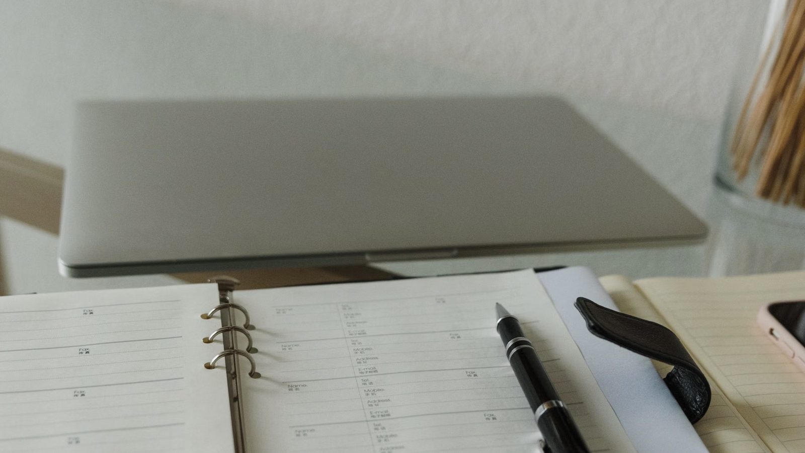 Kalendarz rezerwacji na ekranie laptopa