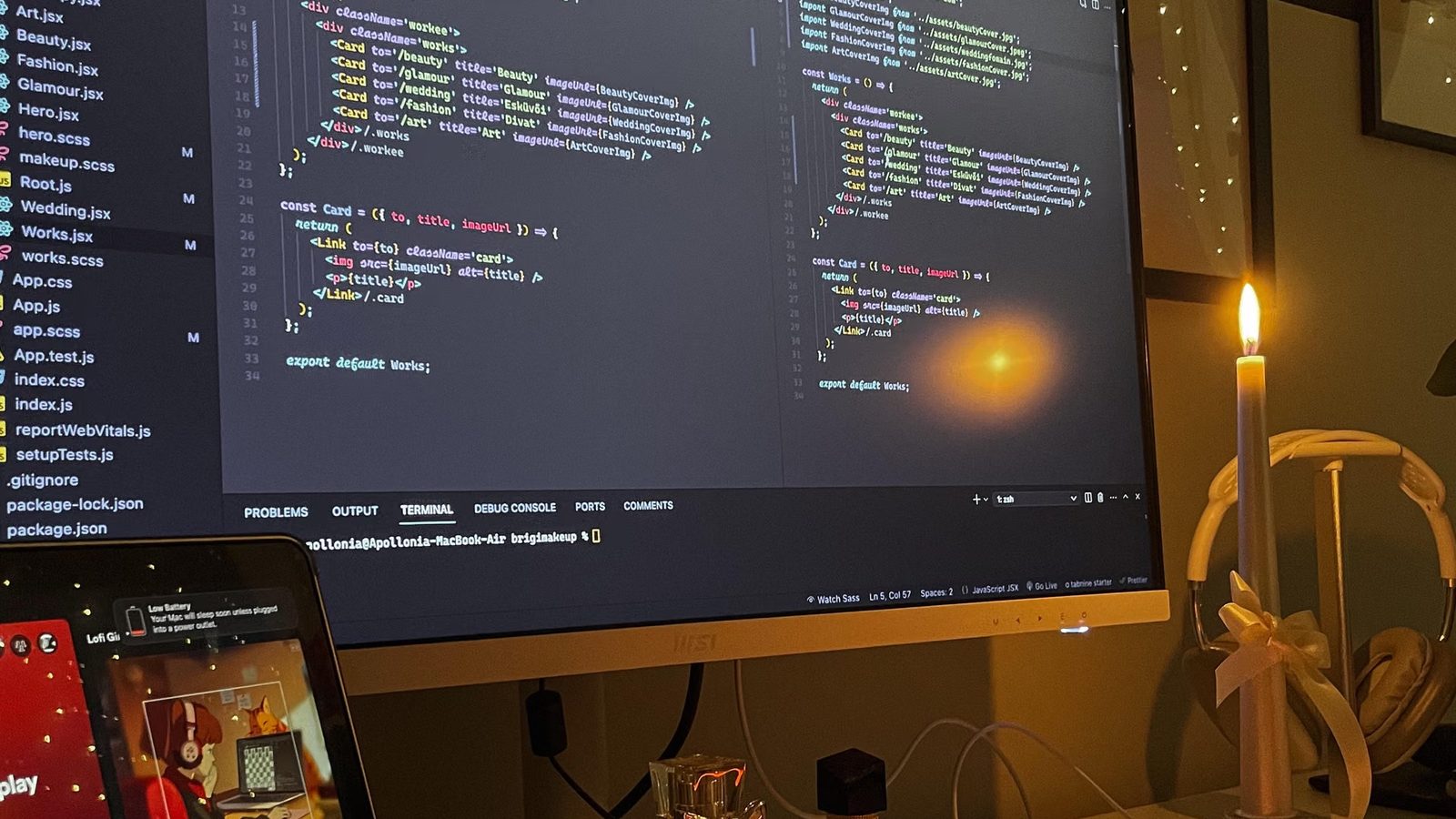 Programista przy monitorach z kodem wieczorem