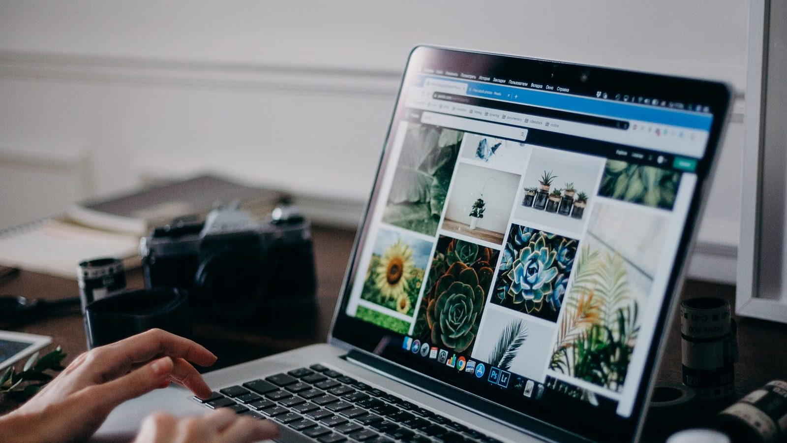 Projekt strony na ekranie laptopa