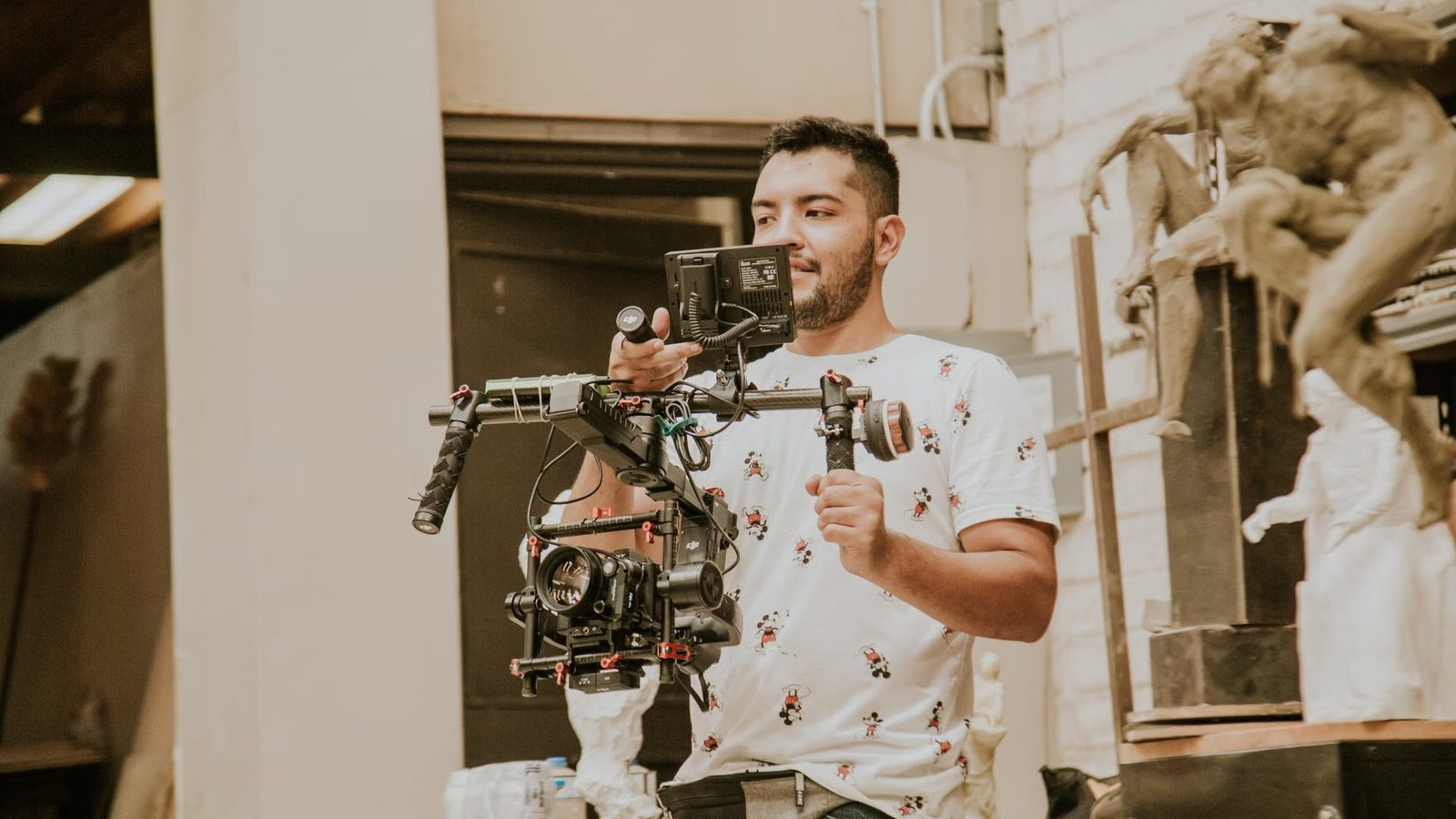 Ekipa filmowa z kamerą w studiu