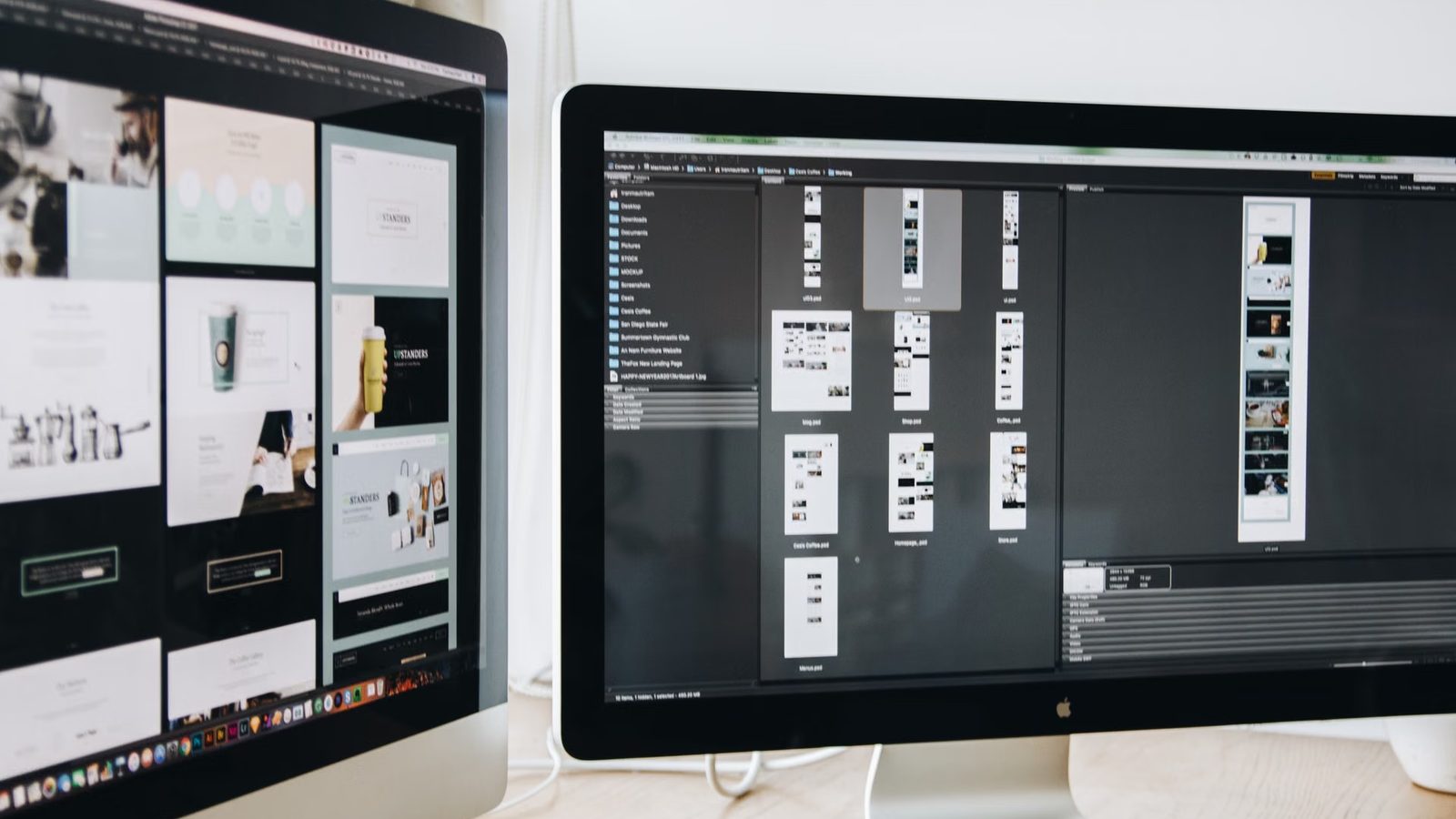 Dwa monitory z projektami stron internetowych i miniaturami podstron