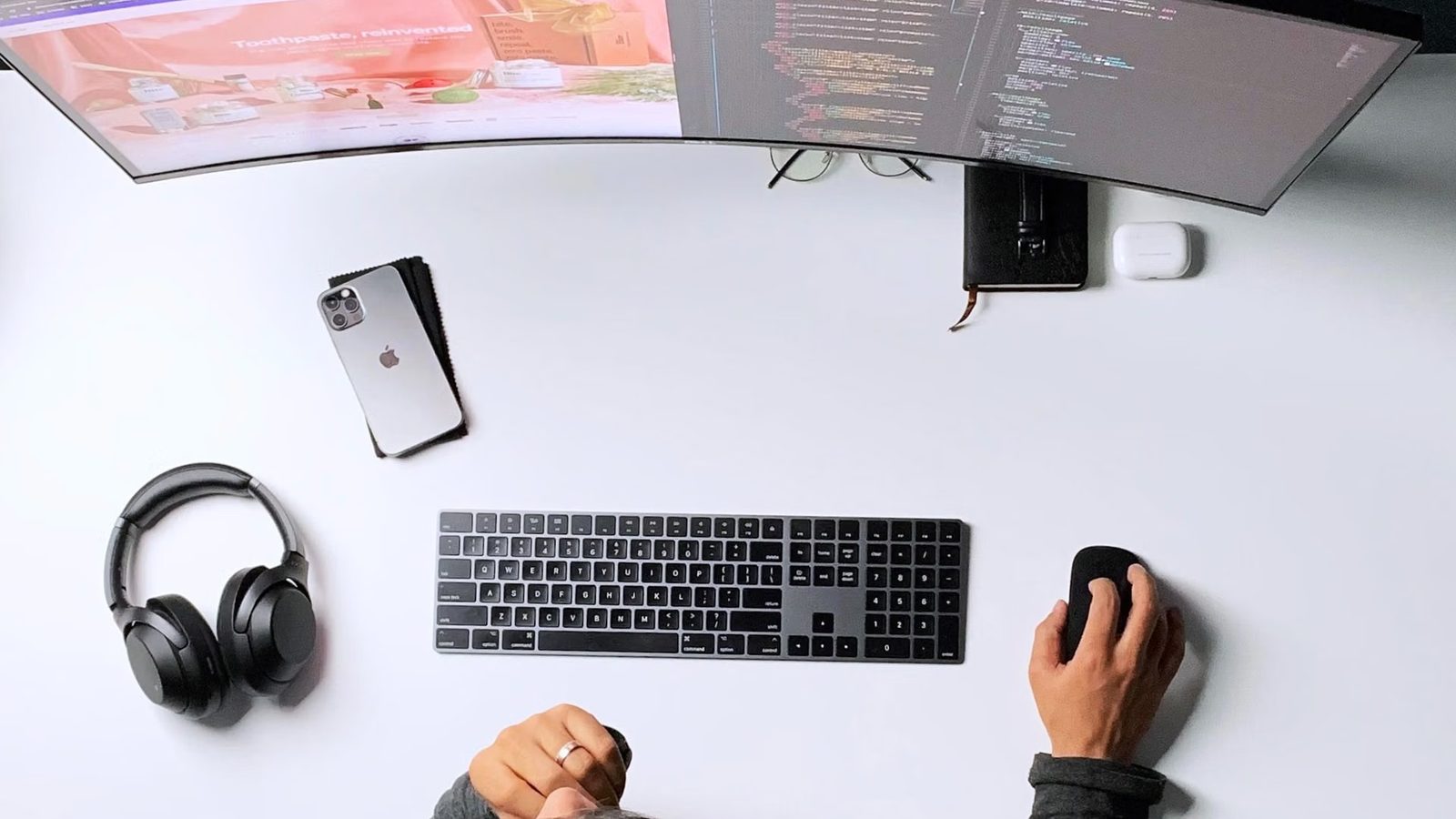 Projektant przy dwóch monitorach w ciągu dnia