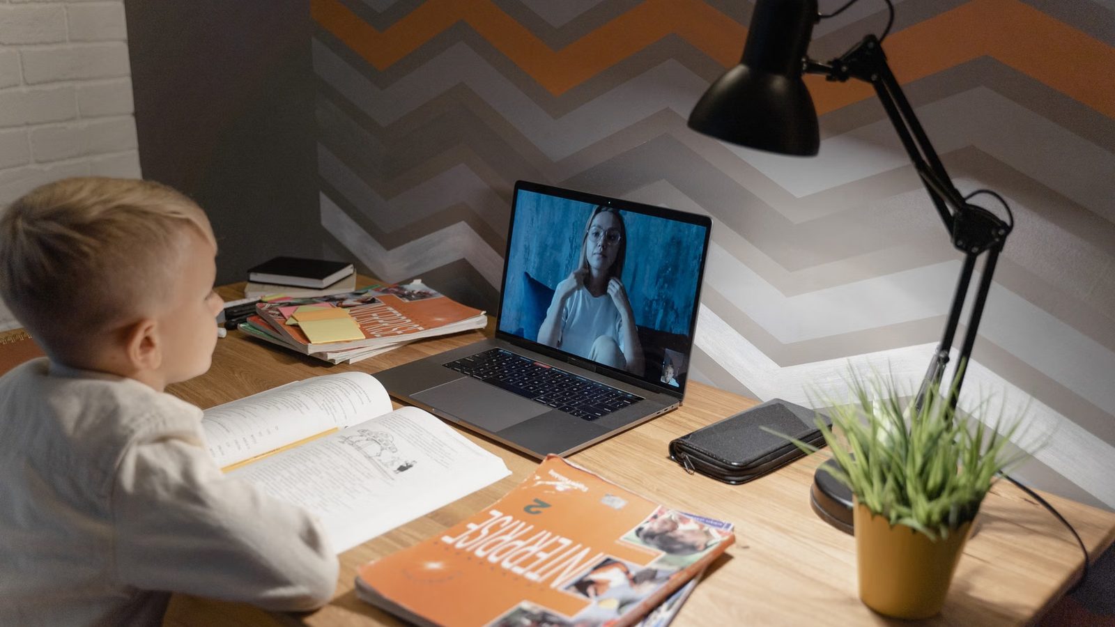 Krótka lekcja online na laptopie w domu