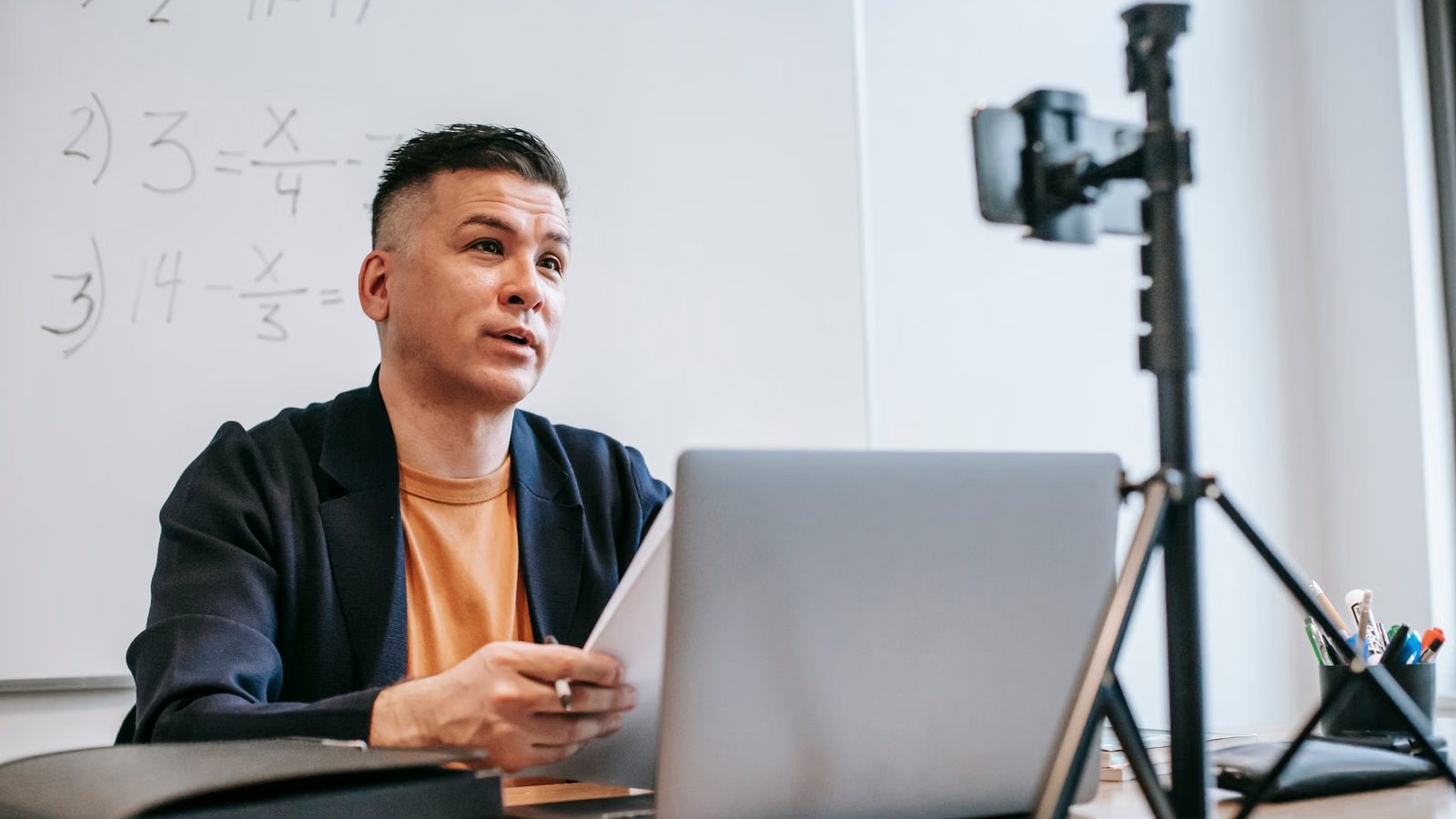 Właściciel małej firmy uczy się przez wideorozmowę