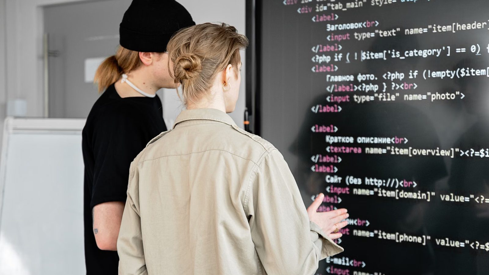 Warsztat zespołu programistów przy kodzie