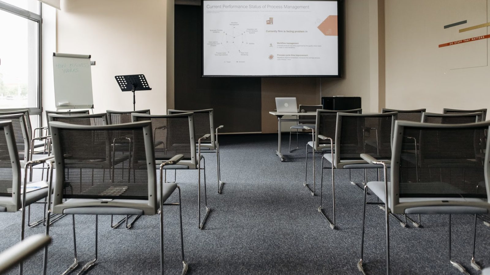 Sala szkoleniowa w dużej firmie