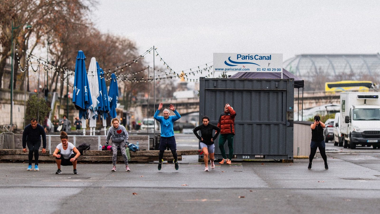 Grupa ośmiu osób podczas szkolenia