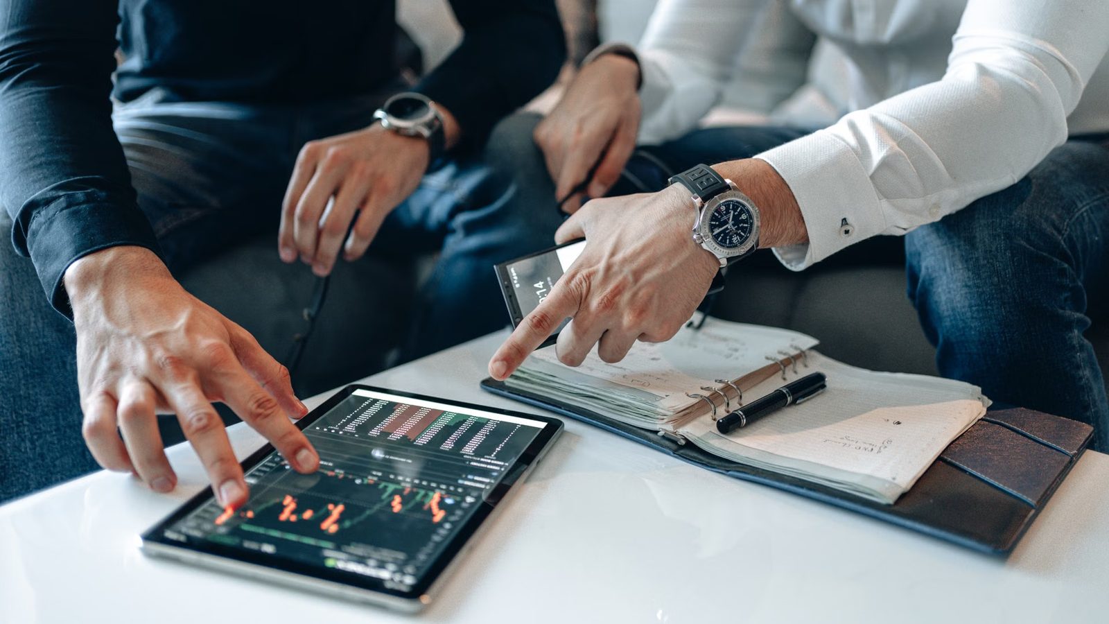 Członek zarządu przegląda wykresy na tablecie