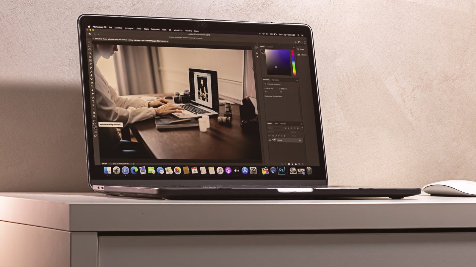 Zdjęcie produktu i opis na laptopie