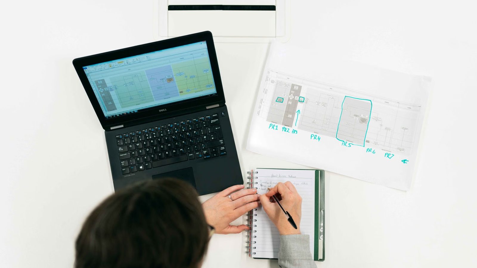 Inżynier pisze opis techniczny na laptopie