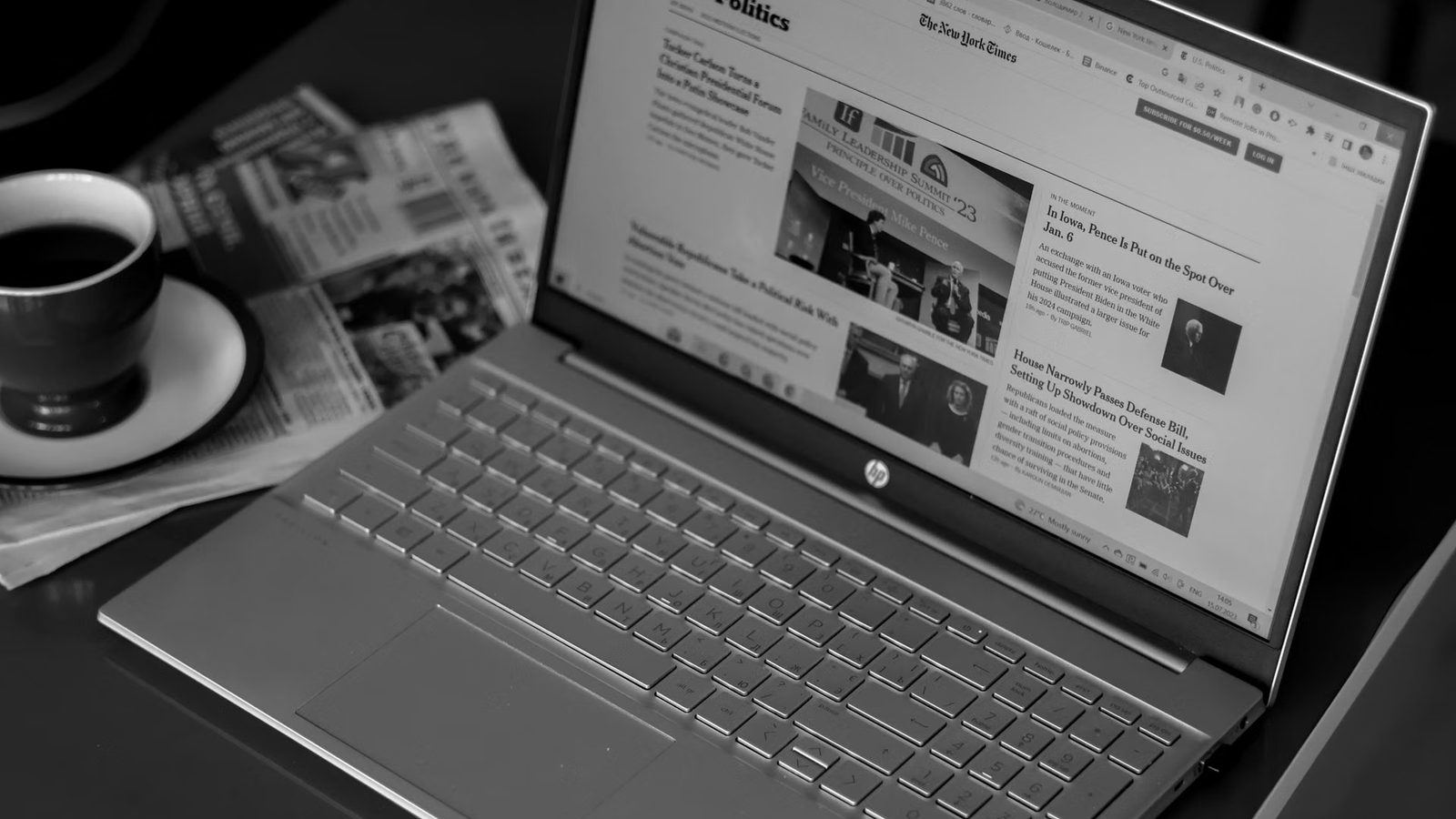 Ćwiczenie przepisywania nagłówków na laptopach
