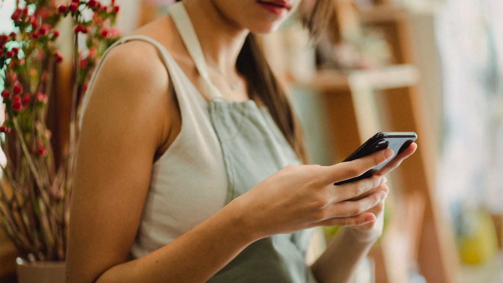 Właściciel firmy usługowej z mapą w telefonie