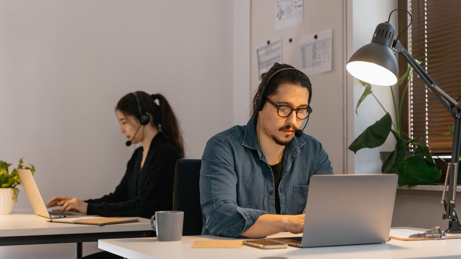 Dwujęzyczny zespół przy laptopach