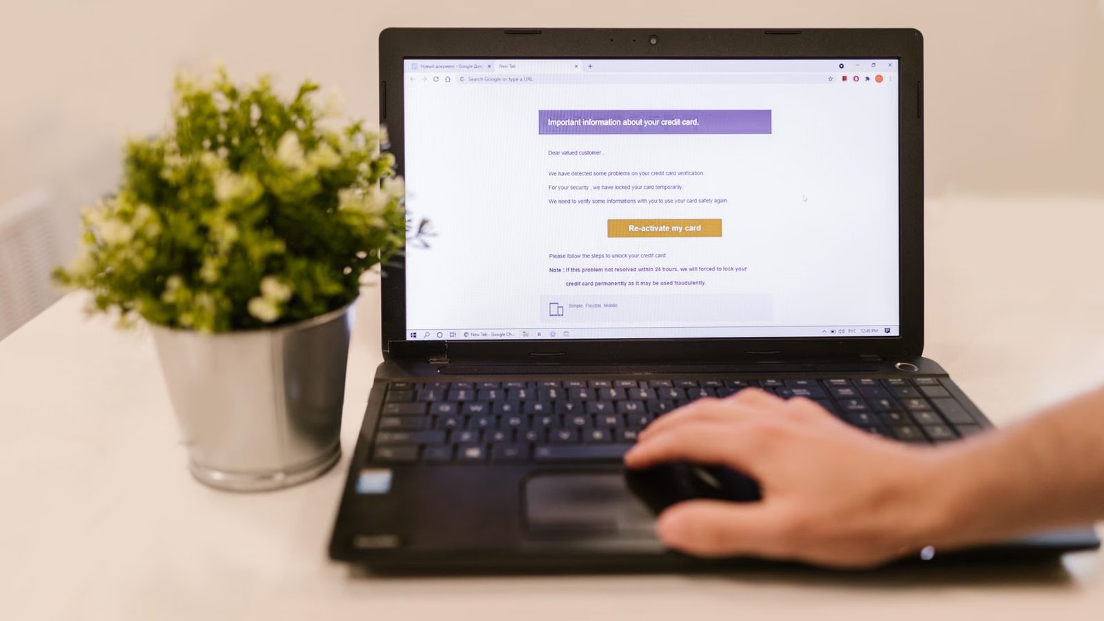 Skrzynka pocztowa otwarta na laptopie
