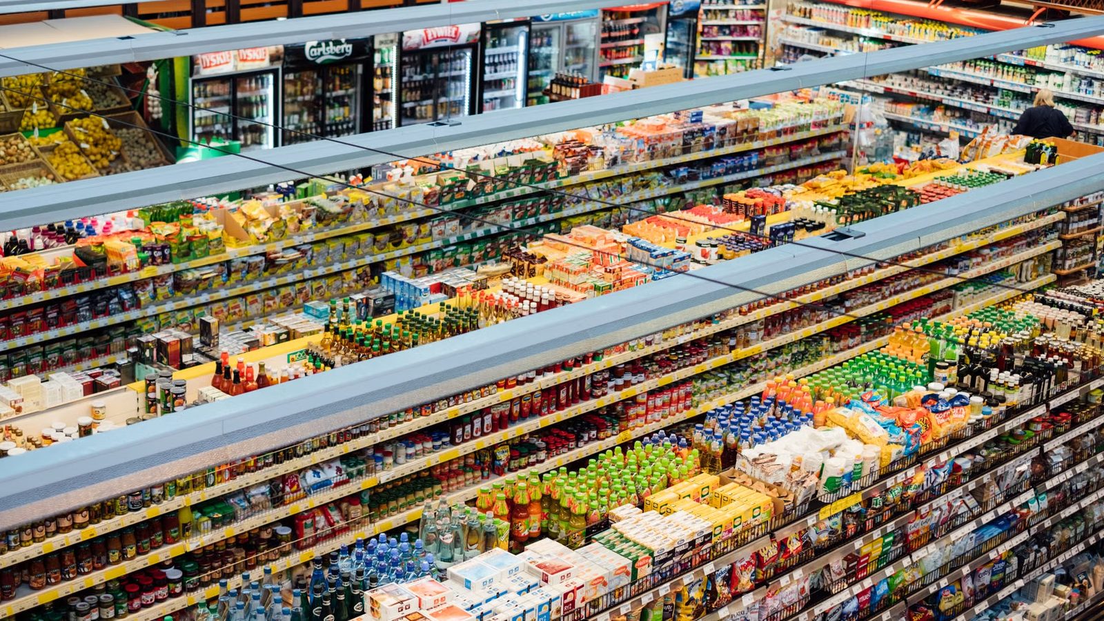 Alejka supermarketu z towarem widziana z góry