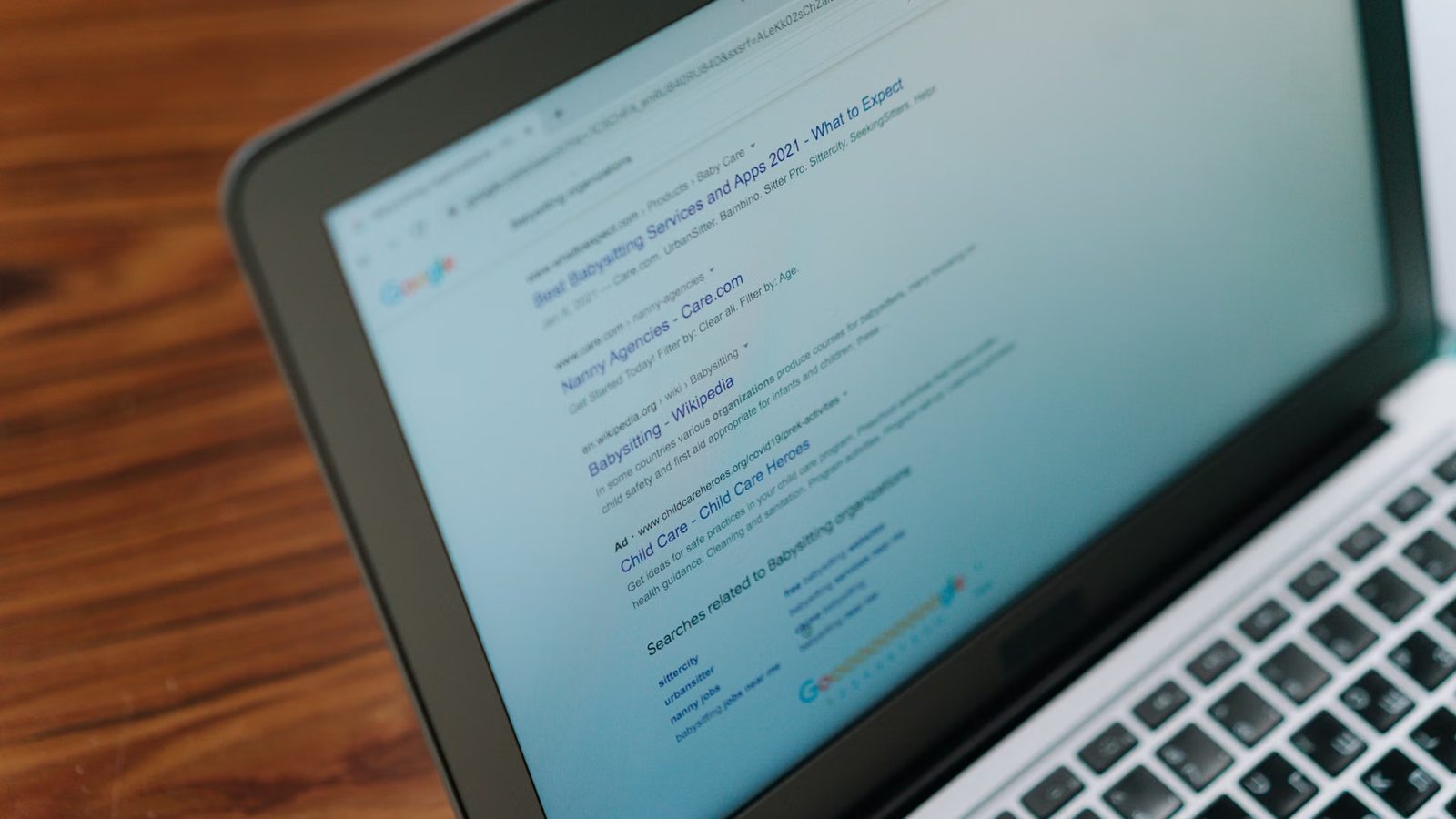 Wyniki wyszukiwania z reklamami na ekranie laptopa